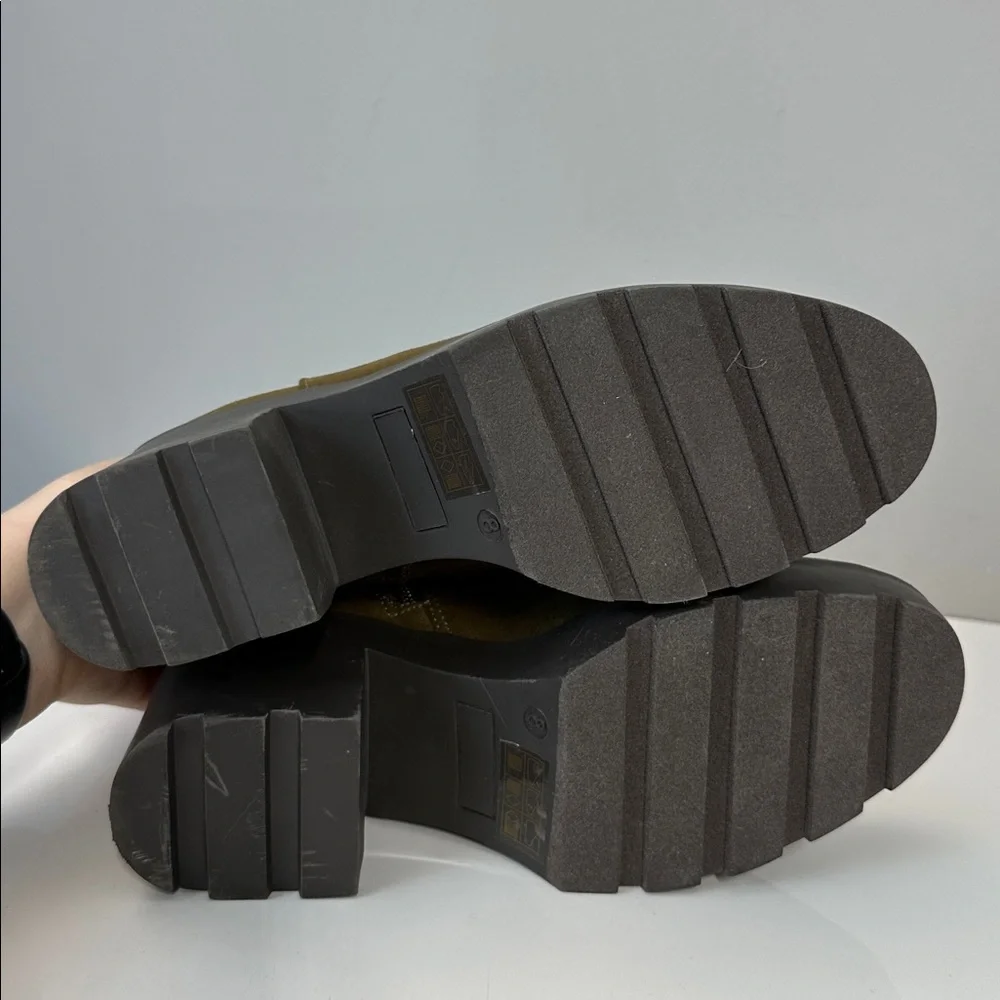 Journee Collection Cassidy‎ Lug Sole Faux Suede Booties Size 8